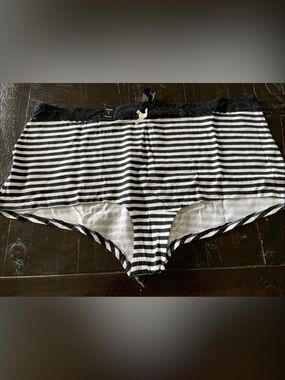 NWT- Torrid- Striped Black and White Boyshort Panty -4x